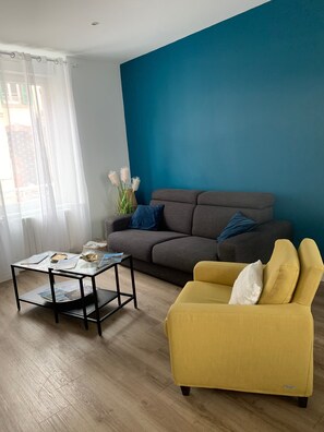 TV - Charming One-Bedroom Apartment with Private Garden, Terrace & Wi-Fi in City Center (Saint-Brieuc)
