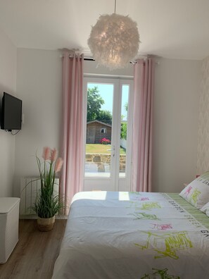 Iron/ironing board, WiFi, bed sheets - Charming One-Bedroom Apartment with Private Garden, Terrace & Wi-Fi in City Center (Saint-Brieuc)