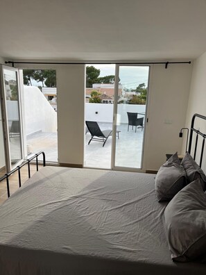 5 bedrooms, iron/ironing board, free WiFi, bed sheets