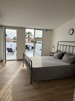 5 bedrooms, iron/ironing board, free WiFi, bed sheets