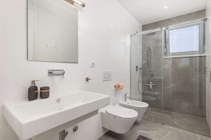 Douche, sĂšche-cheveux, serviettes fournies, savon