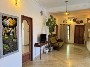 Living area - Water Element Cozy 1-bedroom villa in fantastic Thiruvananthapuram with AC (Thiruvananthapuram)