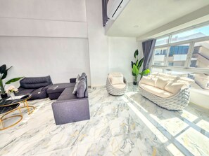 익스클루시브 아파트, 발코니, 바다 전망 | 거실 공간 | 케이블 채널 시청이 가능한 65인치 스마트 TV, 넷플릭스, 스트리밍 서비스