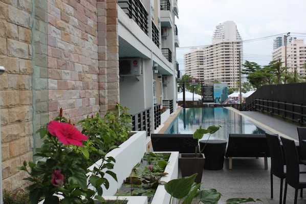 Outdoor pool - The Ocean Pearl Suites (Pattaya)