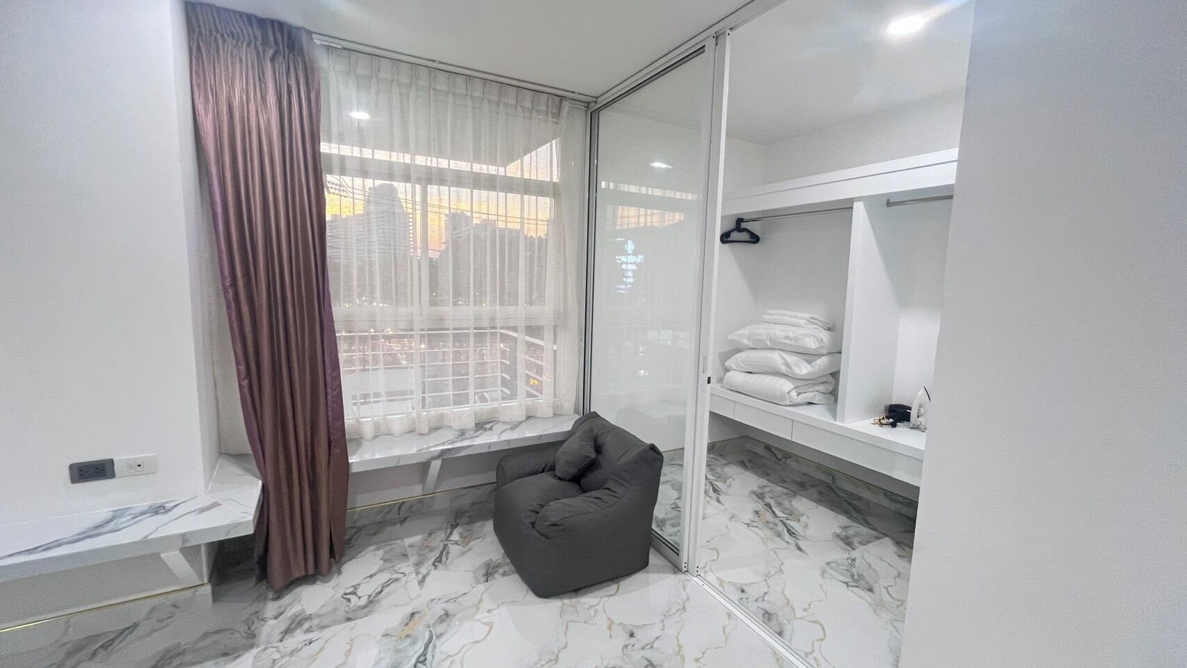 Free WiFi, bed sheets