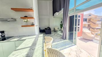 Appartement Exclusif, balcon, vue mer | Salle à manger
