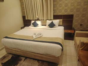 In-room safe, blackout drapes, soundproofing, iron/ironing board -  Diamond Pearl Hotel (Madinah)