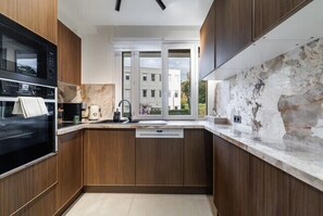 Kühlschrank, Mikrowelle, Ofen, Geschirrspüler