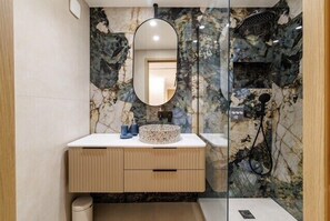 Dusche, Haartrockner, Handtücher