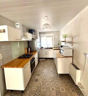 Fridge, microwave, oven, dishwasher - House ideally located in La Rochelle (La Rochelle)