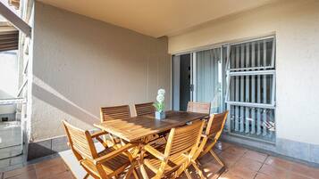 Apartamento, 2 habitaciones, accesible para personas con discapacidad, fumadores | Restaurante al aire libre