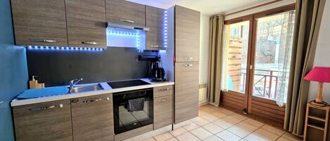 Frigorífico, microondas y horno