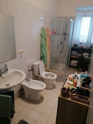 Deluxe Triple Room, Balcony, City View | Bathroom - a un passo dal duomo (Catania)