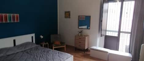 Habitación triple Deluxe, balcón, vista a la ciudad | Insonorización y wifi gratis