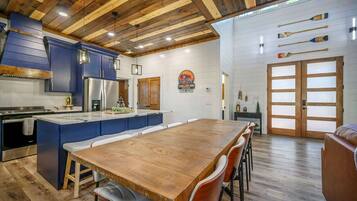 Cabin, Multiple Beds, Hot Tub (Chillax Inn The River) | Dining
