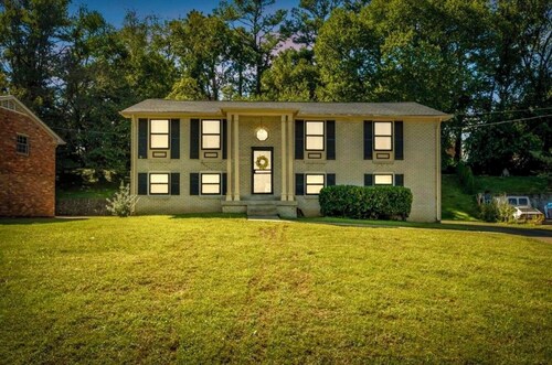 Grace-Land in Nashville
2 miles to airport, 20 minutes to Broadway