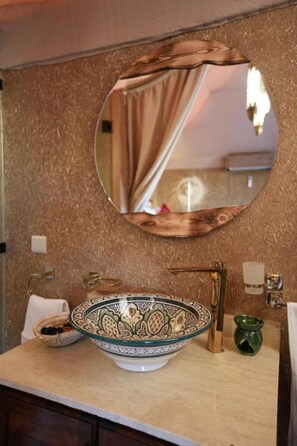 Secadora de cabello, toallas, jabón, papel de baño 