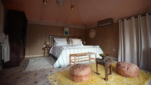 A bedroom with a bed, bedside table, lamp, and ottomans. - Queen Room with Spa Bath # (Agafay)