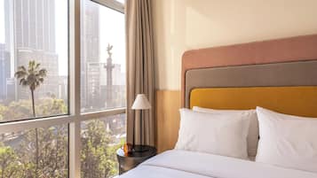 Suite, 1 cama King size, vista a la ciudad | Caja de seguridad en la habitación y tabla de planchar con plancha