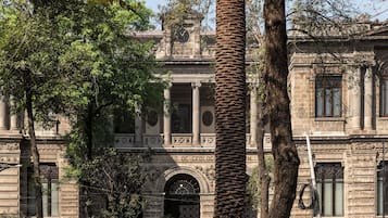 Vista frontal de la propiedad