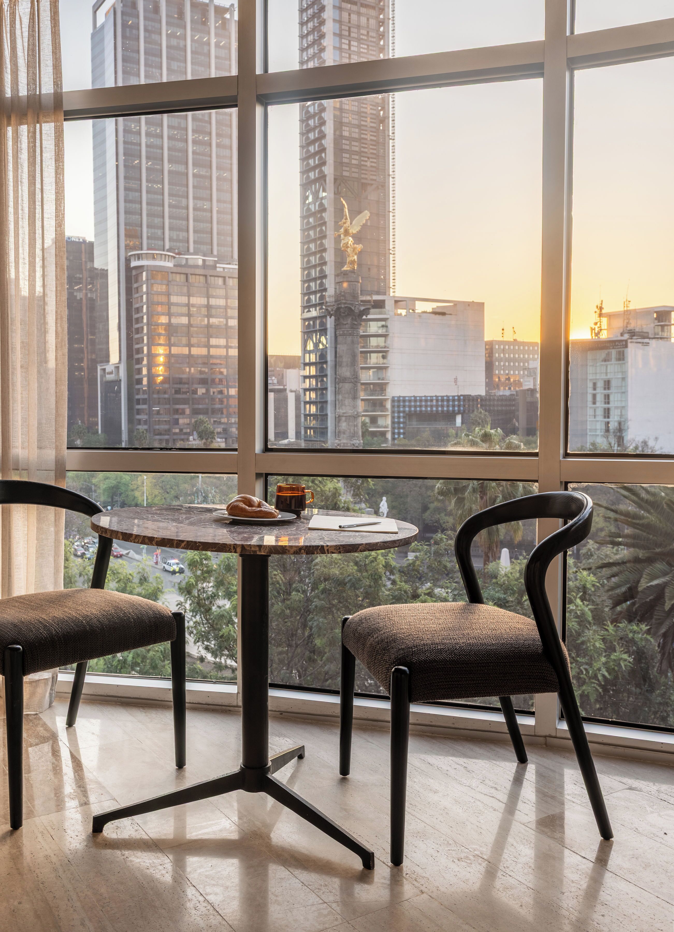 Suite, 1 cama King size, vista a la ciudad | Área de sala de estar