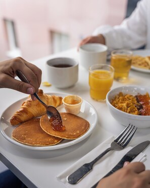 Sarapan prasmanan setiap hari dengan biaya tambahan