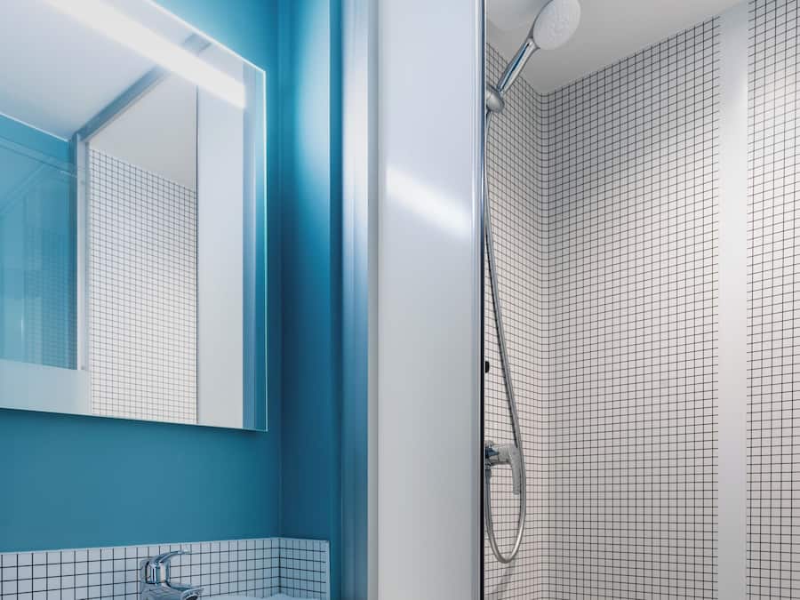 Douche, serviettes fournies, savon, shampoing