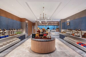 Daily buffet breakfast (CNY 78 per person)