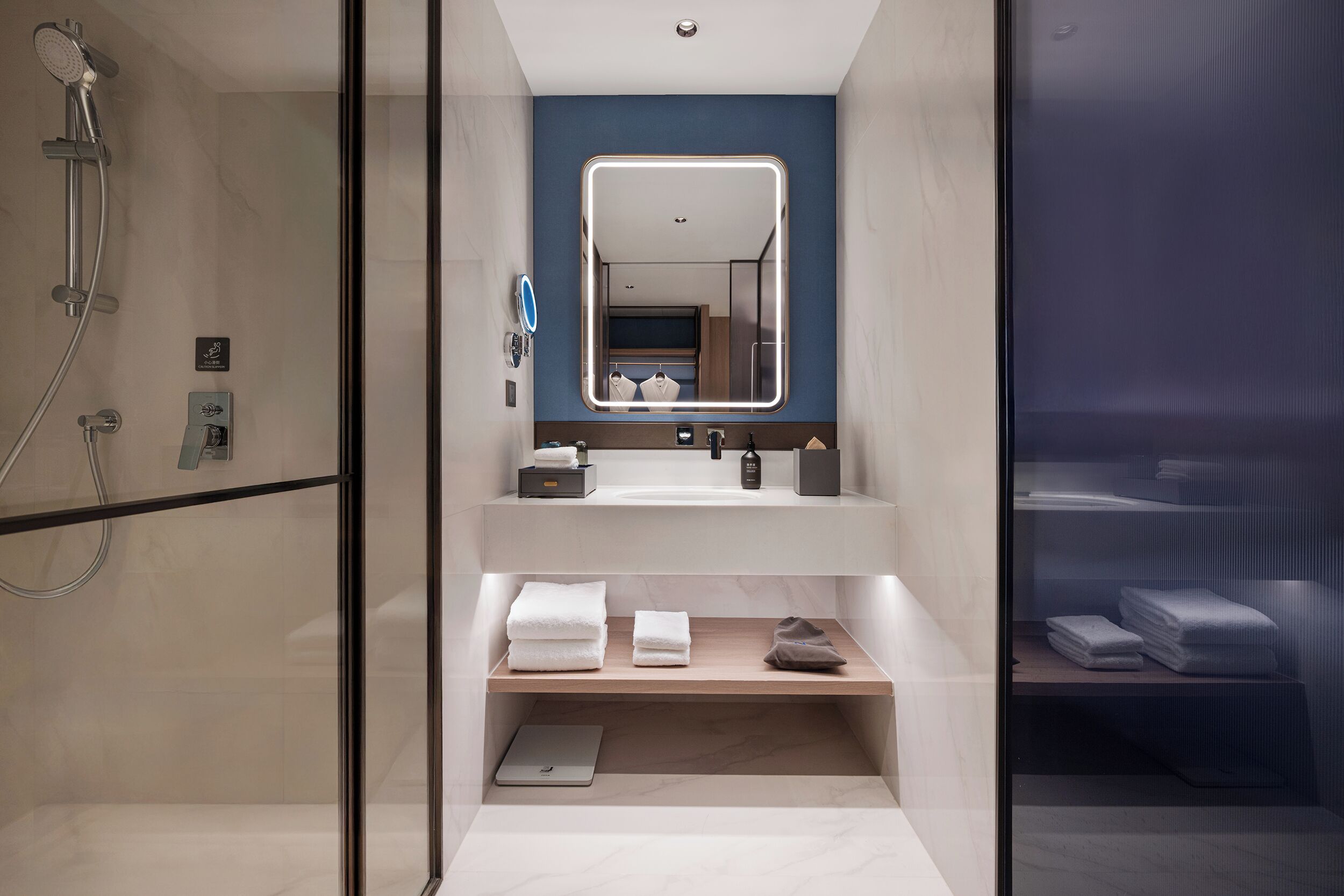 Superior Room, 1 King Bed | Bathroom | Hair dryer, bathrobes, slippers, towels