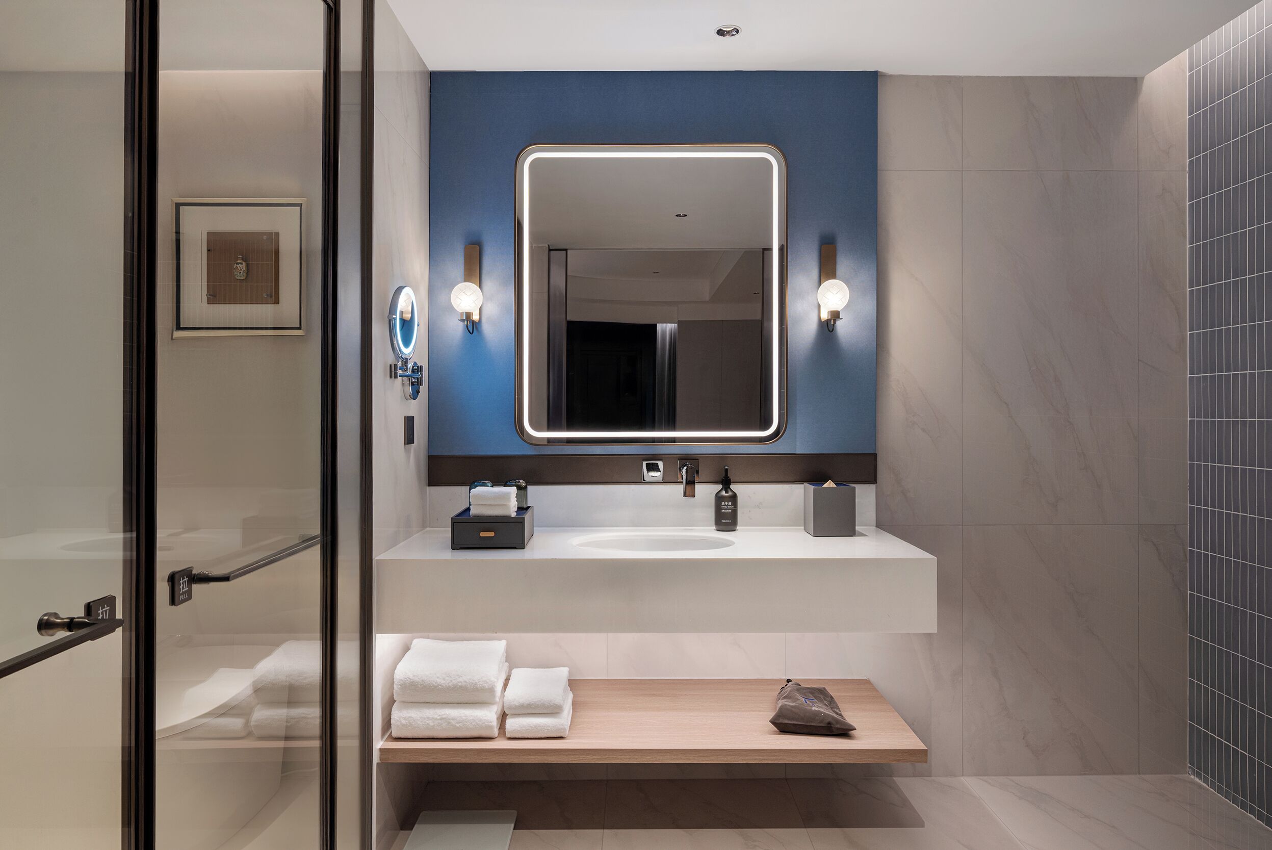Un baño moderno con un espejo grande, un lavabo y tocador.