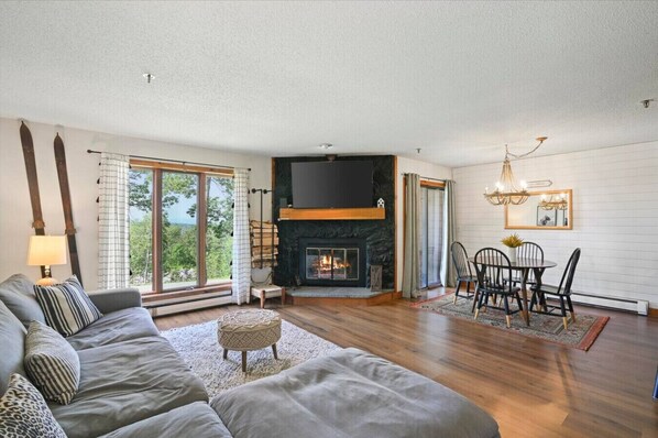 TV, fireplace - Obertal - Prime Slope-Side Condo at Stratton (Stratton)