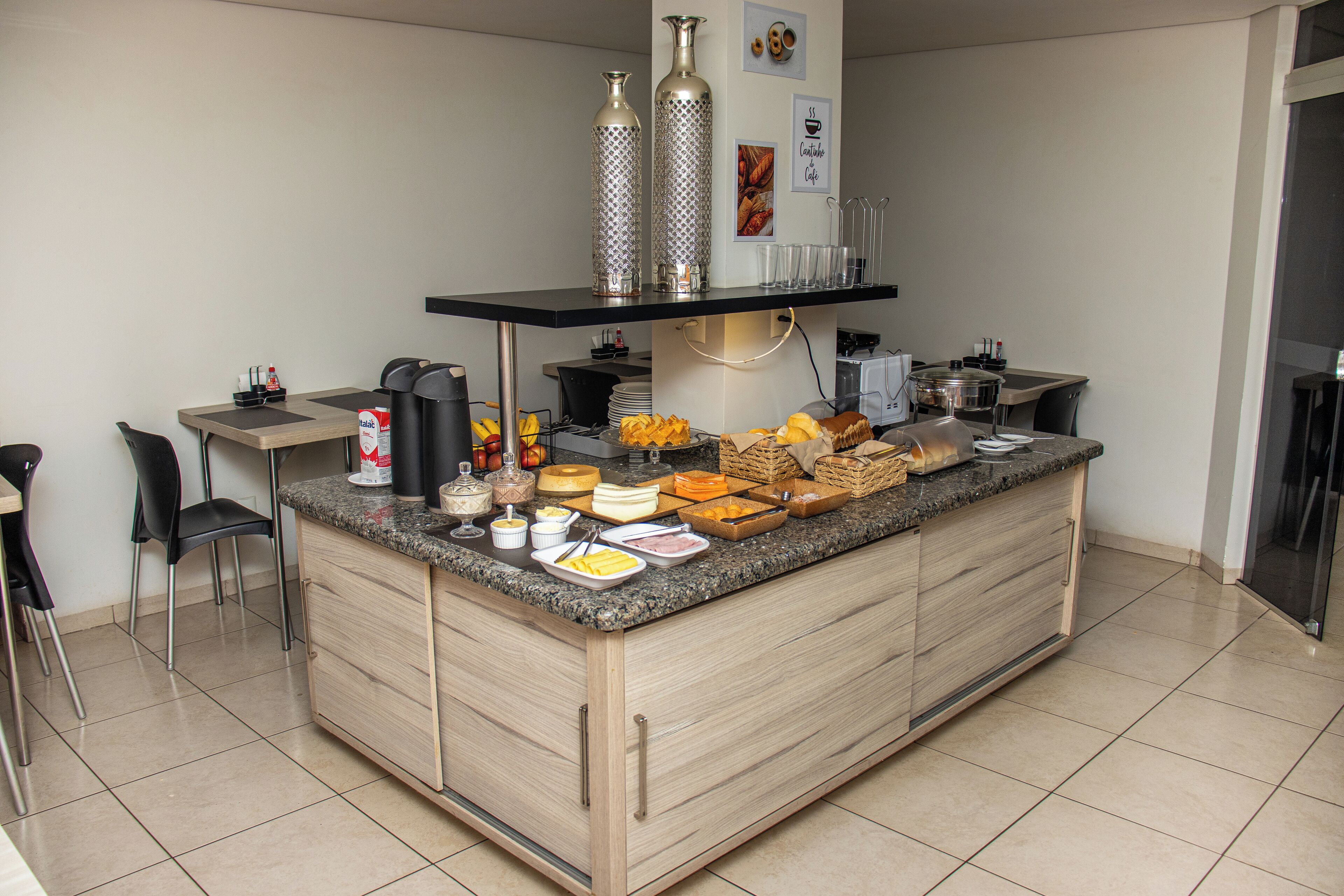 Desayuno completo gratuito y diario