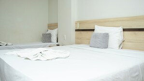 A hotel room with two beds, each with white linens and grey pillows. - Foavi Hotel (Araguaína)
