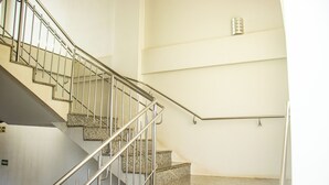 A set of stairs with metal railings and granite steps. - Foavi Hotel (Araguaína)