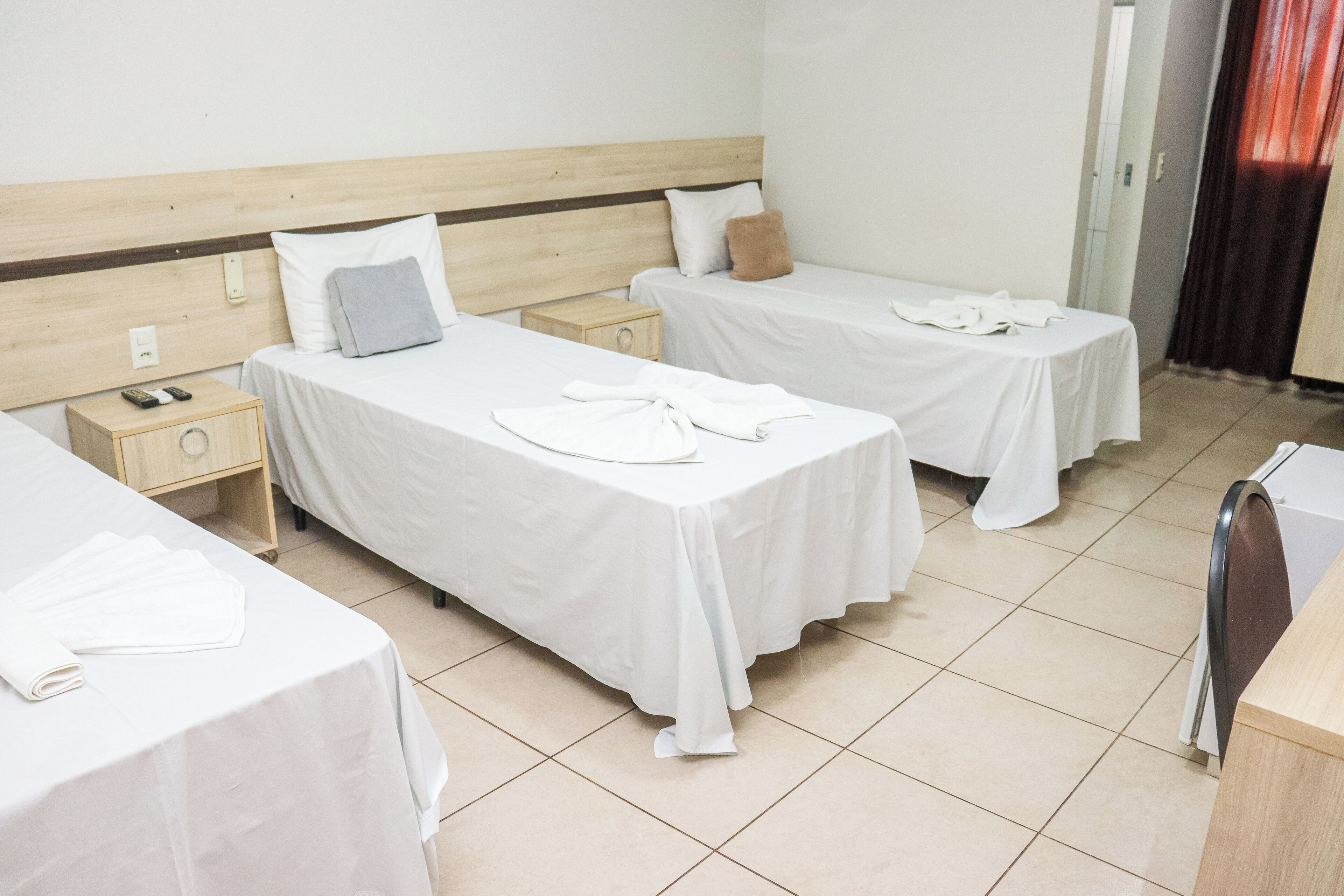 Habitació triple estàndard | Escriptori i espai de treball apte per a portàtils 