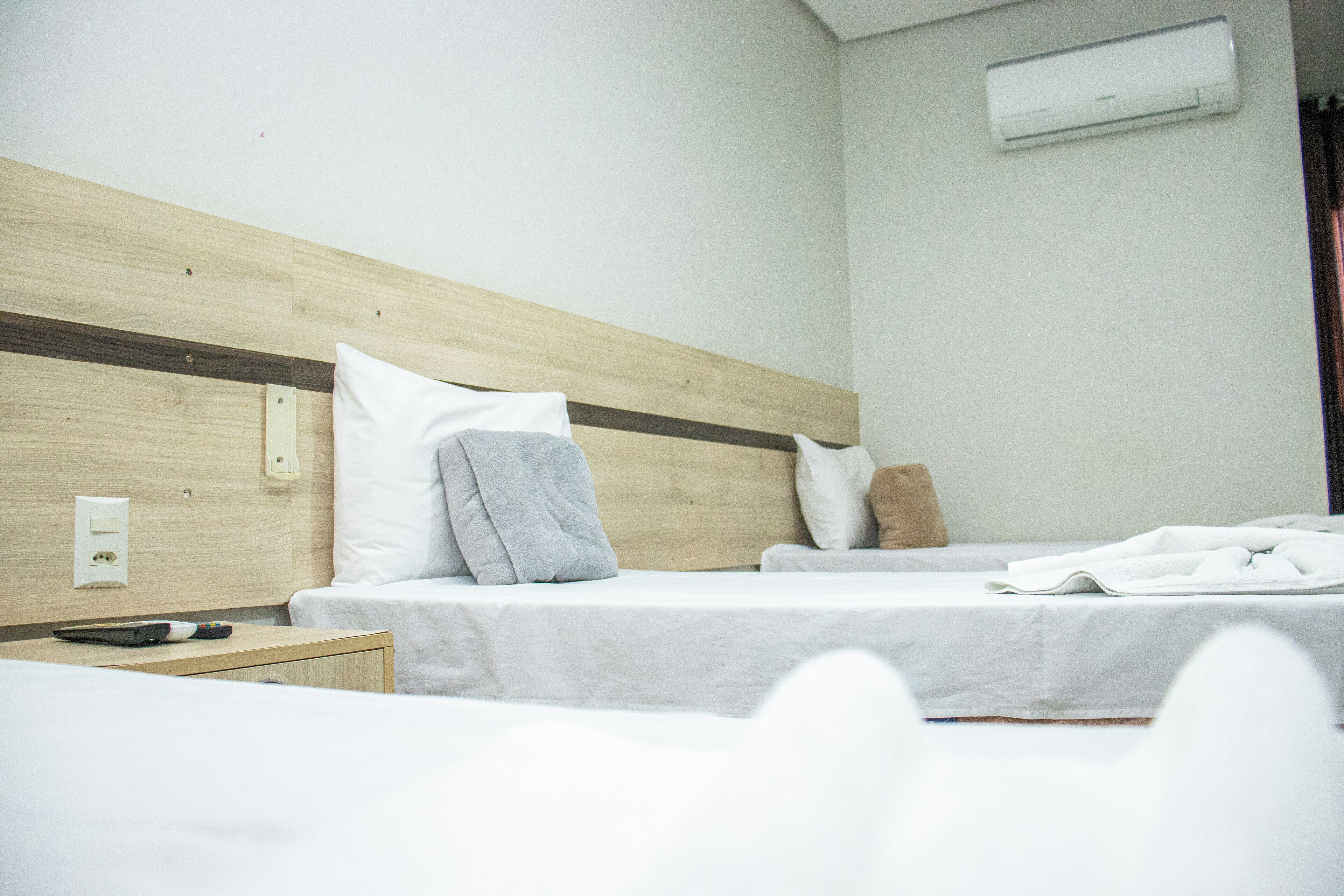 Habitación triple estándar | Escritorio y espacio para trabajar con un portátil