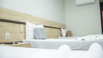 Habitación triple estándar | Escritorio y espacio para trabajar con un portátil