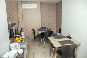 Desayuno completo gratuito y diario