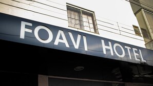 A hotel sign with the name "FOAVI HOTEL" in large letters. - Foavi Hotel (Araguaína)