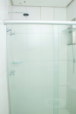 Standard Double or Twin Room | Bathroom | Shower, towels, soap, toilet paper - Foavi Hotel (Araguaína)