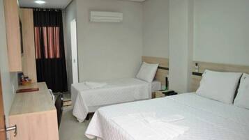 Standaard kamer, 1 twee- of 2 eenpersoonsbedden | Een bureau, een laptopwerkplek, een strijkplank/strijkijzer, gratis wifi