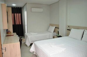 Standaard kamer, 1 twee- of 2 eenpersoonsbedden | Een bureau, een laptopwerkplek, een strijkplank/strijkijzer, gratis wifi