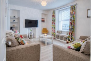 Front of property - Taliesin - 5 Bedroom Holiday Home - Tenby (Tenby)