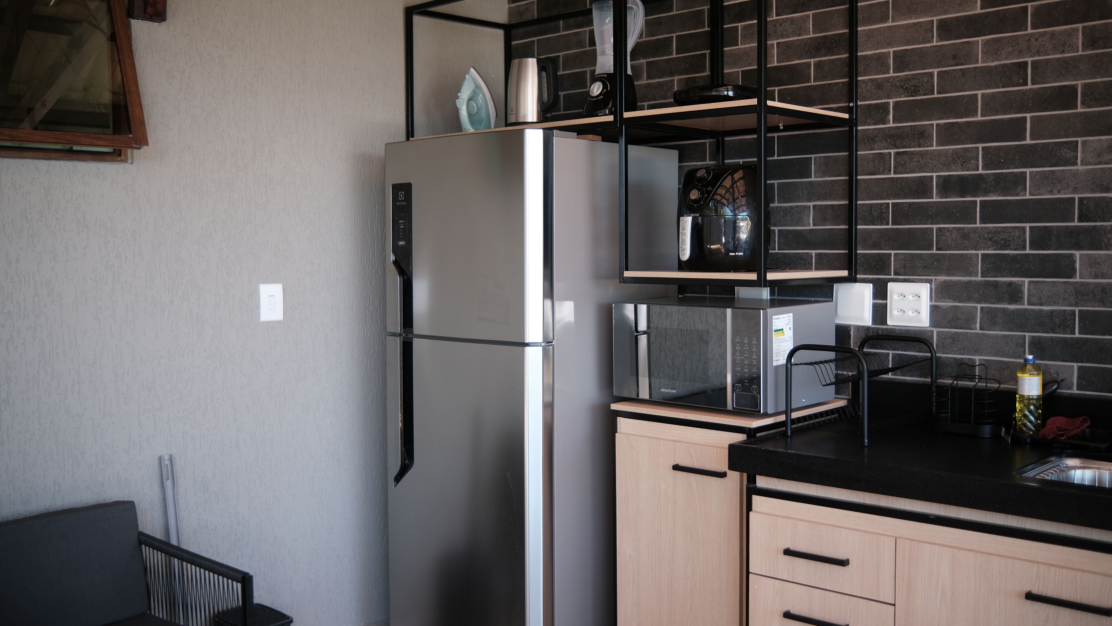 Een koelkast, een microgolfoven, een oven, een kookplaat