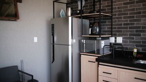 Frigorífico, microondas, horno y placa de cocina