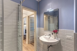 Apartment, 3 Bedrooms, Garden View | Bathroom | Free toiletries, soap, toilet paper - Santa Maria Dreaming Rooftop (Pisa)