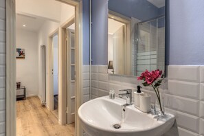 Apartment, 3 Bedrooms, Garden View | Bathroom | Free toiletries, soap, toilet paper - Santa Maria Dreaming Rooftop (Pisa)
