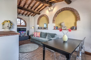 Apartment, 3 Schlafzimmer, Gartenblick | Wohnbereich | Flachbildfernseher