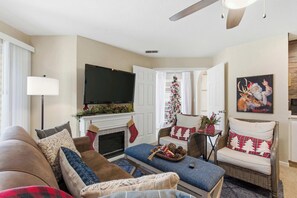 公寓式客房, 多张床, 阳台, 山景 (The Ozark Getaway) | 起居区