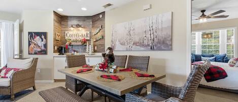 Huoneisto, useita sänkyjä, parveke, vuoristonäköala (The Ozark Getaway) | Ruokailu